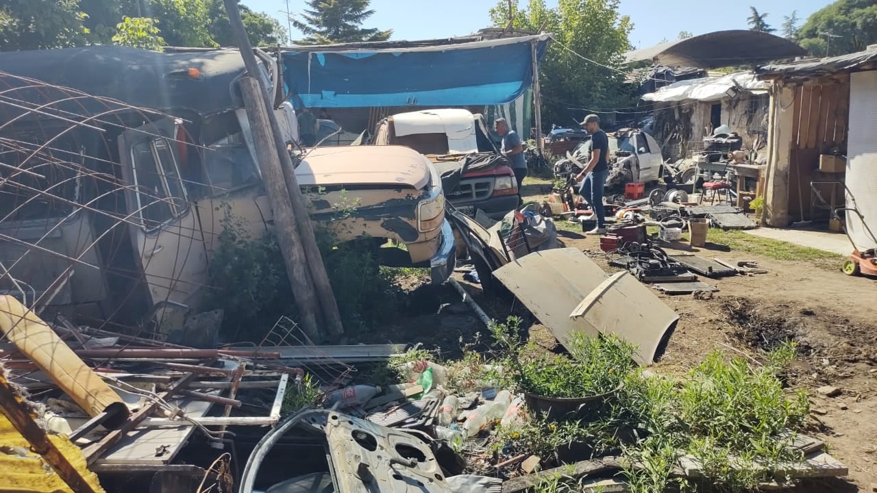 Algunos de los autos robados y autopartes encontrados en un desarmadero de Tunuyán. Gentileza Ministerio de Seguridad.