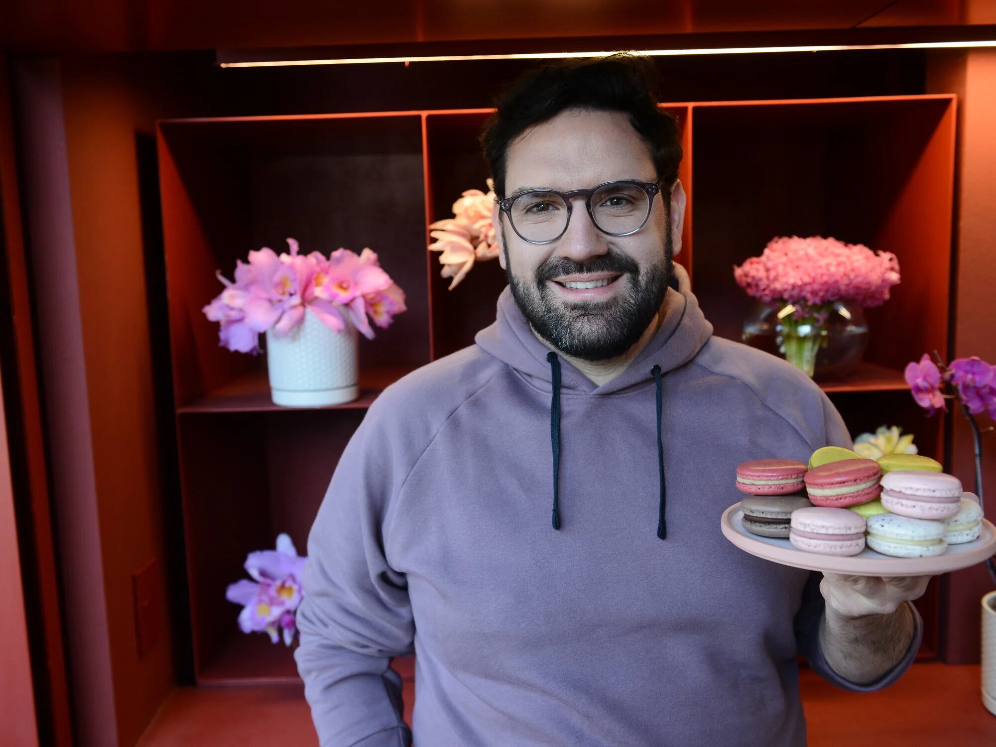 Una joven se sorprendió por los precios del local del pastelero.