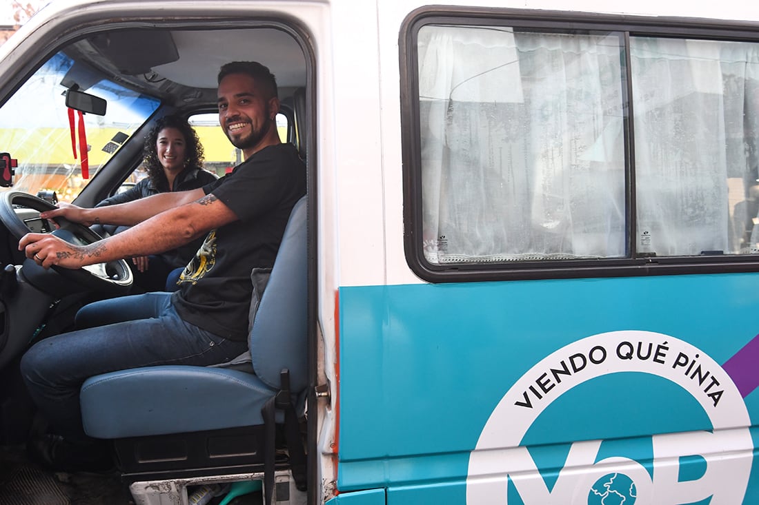 Tatuador itinerante. Walter junto a su pareja Mecha recorren el país haciendo tatuajes de Maradona. Foto: Marcelo Rolland / Los Andes