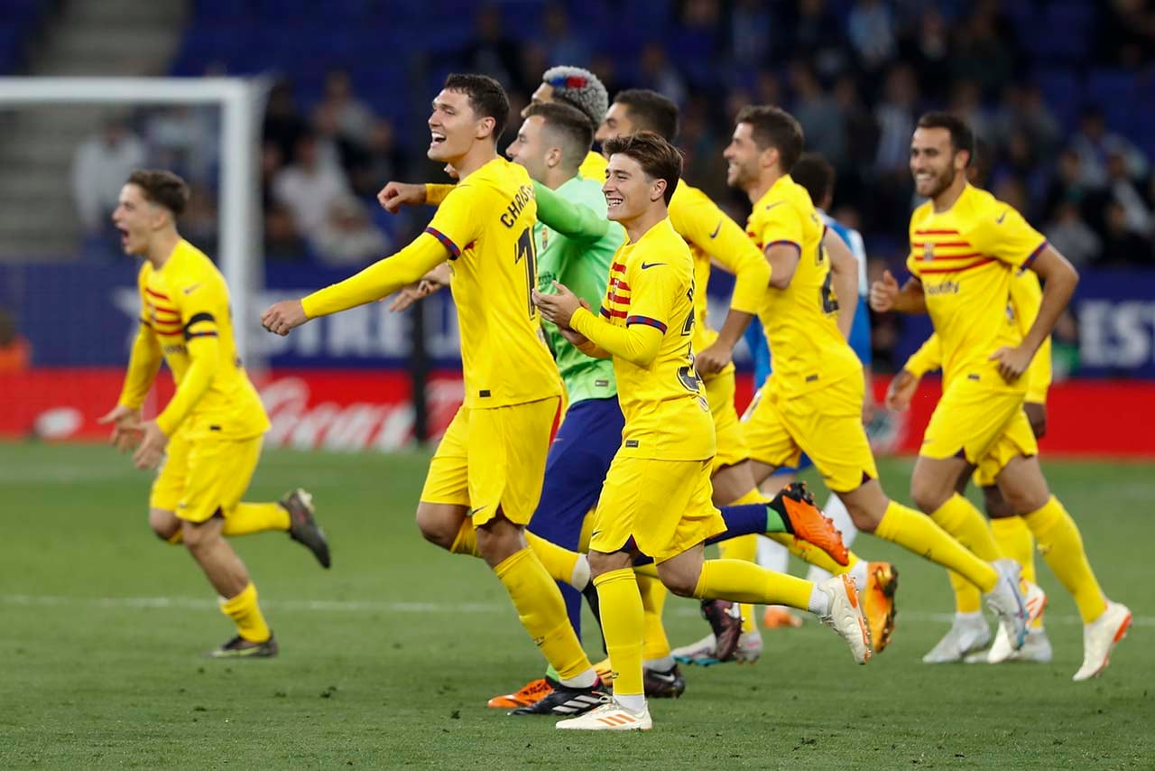 Los jugadores del FC Barcelona celebran proclamarse campeones de La Liga Santander tras ganar al Espanyol EFE/ Andreu Dalmau