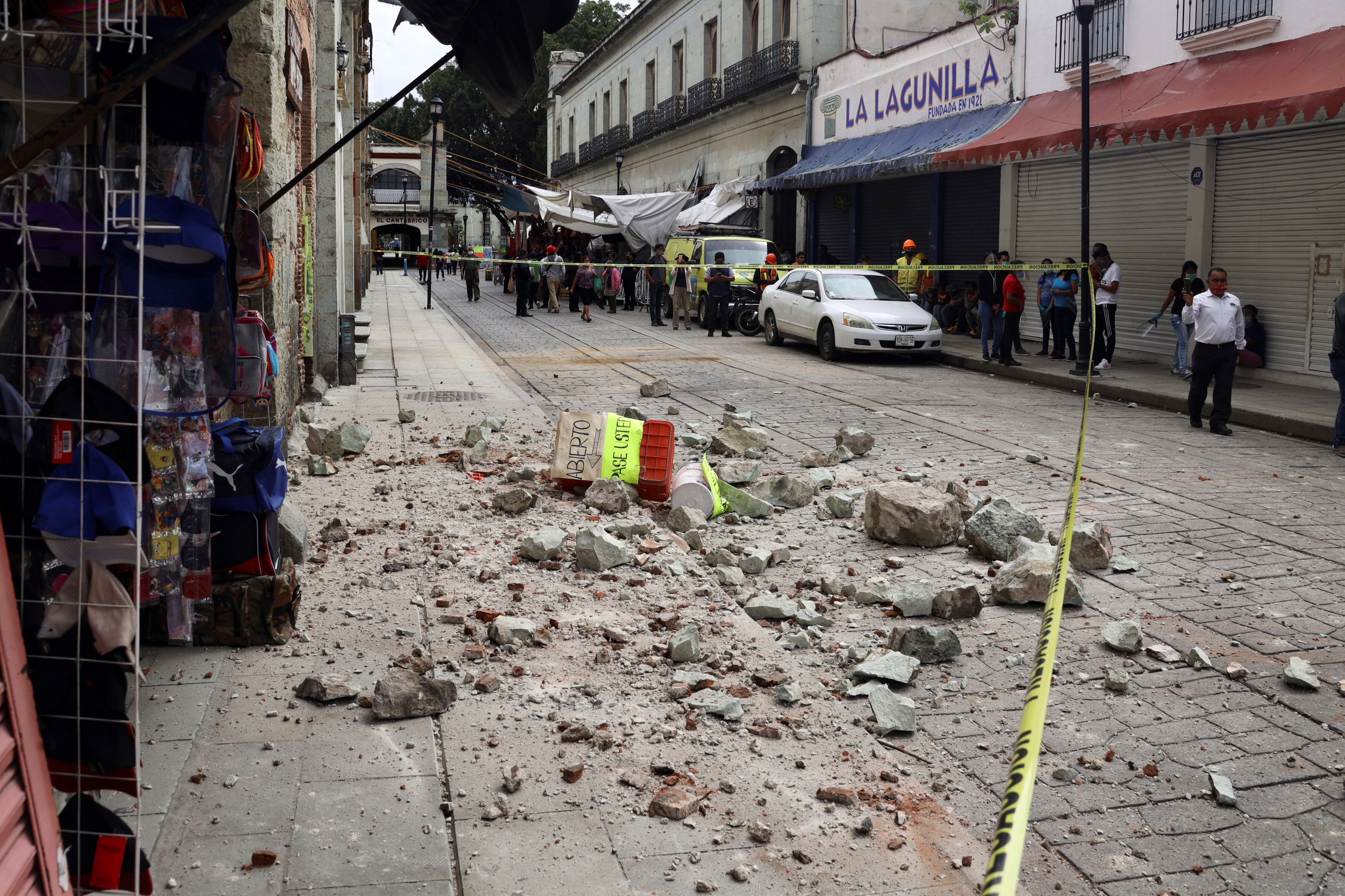 Un fuerte sismo con epicentro cerca del balneario de Huatulco, en el sur de México, remeció edificios en la capital mexicana y millas de personas salieron a las calles