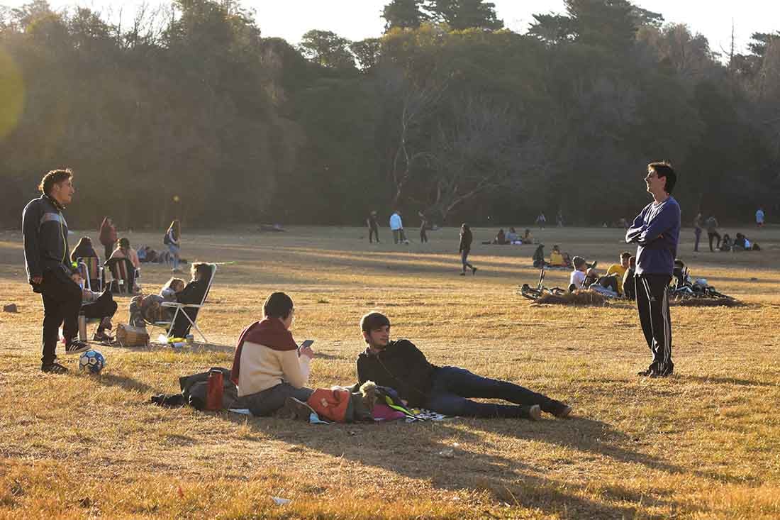 Muchos eligieron los parques, espacios libres para festejar el día del amigo en una tarde cálida