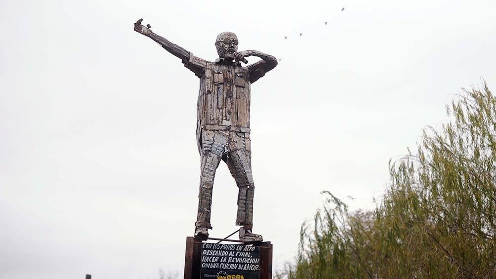 La escultura del indio Solari instalada en el barrio de La Matanza