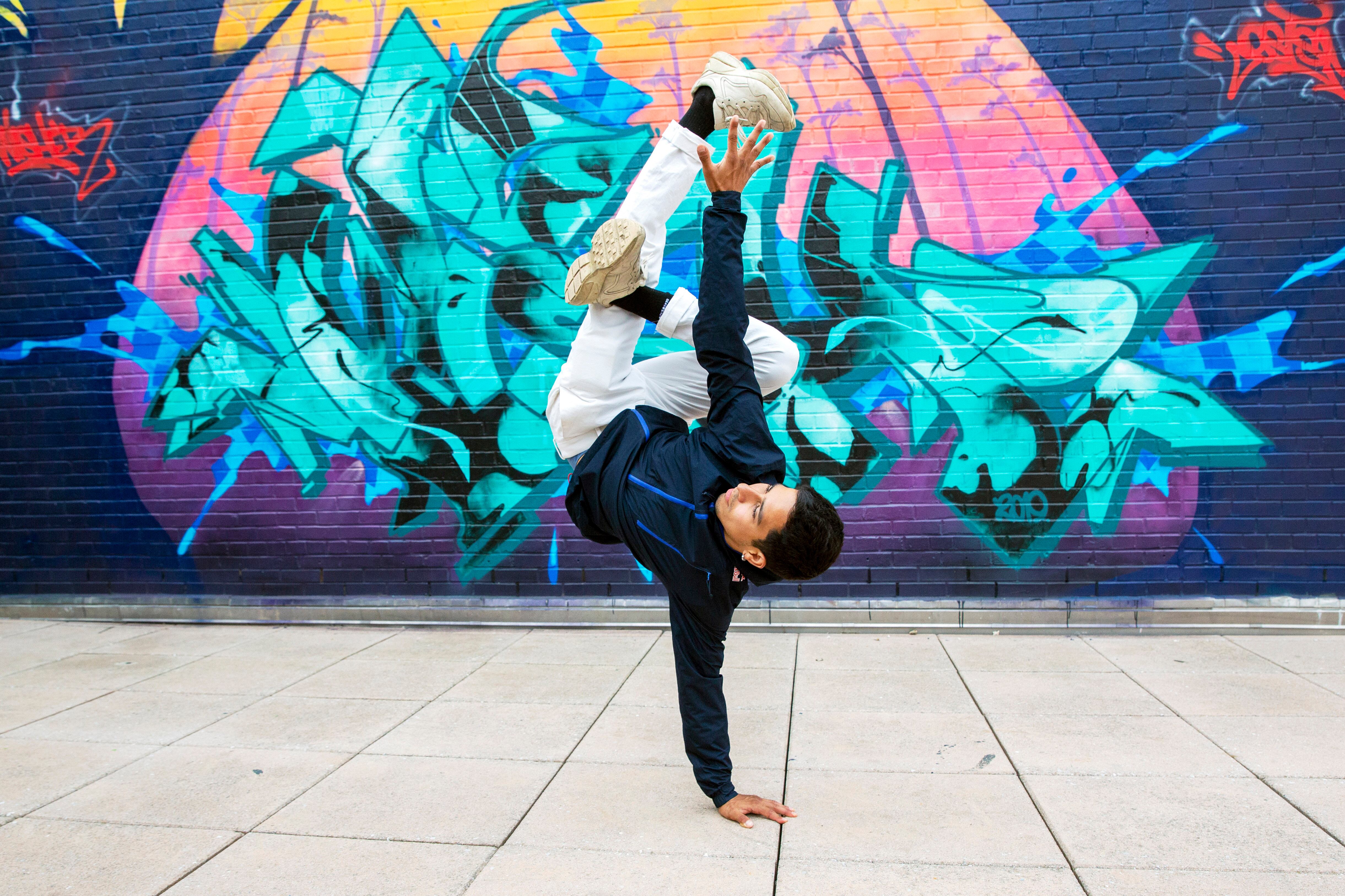 El bailarín de breakdance Victor Montalvo, 27, de Kissimmee, Florida, se presenta en Nueva York el 22 de junio de 2021. En las cinco décadas desde que el hip hop surgió en la ciudad de Nueva York, se ha extendido por todo el país y por el mundo. Y en cada paso ha habido cambios y adaptaciones, ya que voces nuevas y diferentes entraron y lo hicieron suyo. Sus cimientos están arraigados en las comunidades negras donde se dio a conocer inicialmente, pero se ha extendido tanto que no hay un rincón del mundo que no haya sido tocado por él. (Foto AP/Ted Shaffrey)