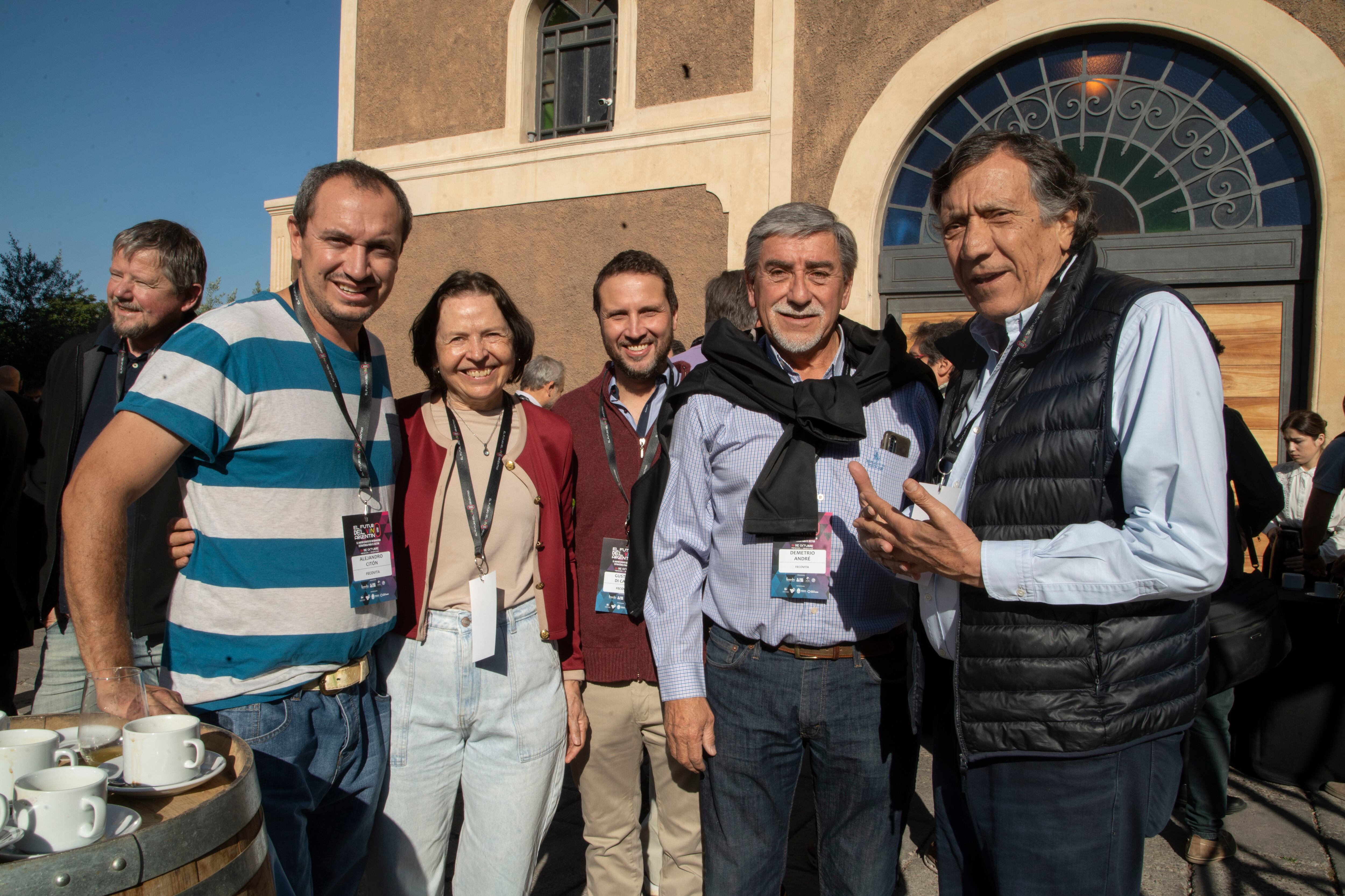 Hilda Wilhelm y Arturo Lafalla, junto a parte del equipo de Fecovita.