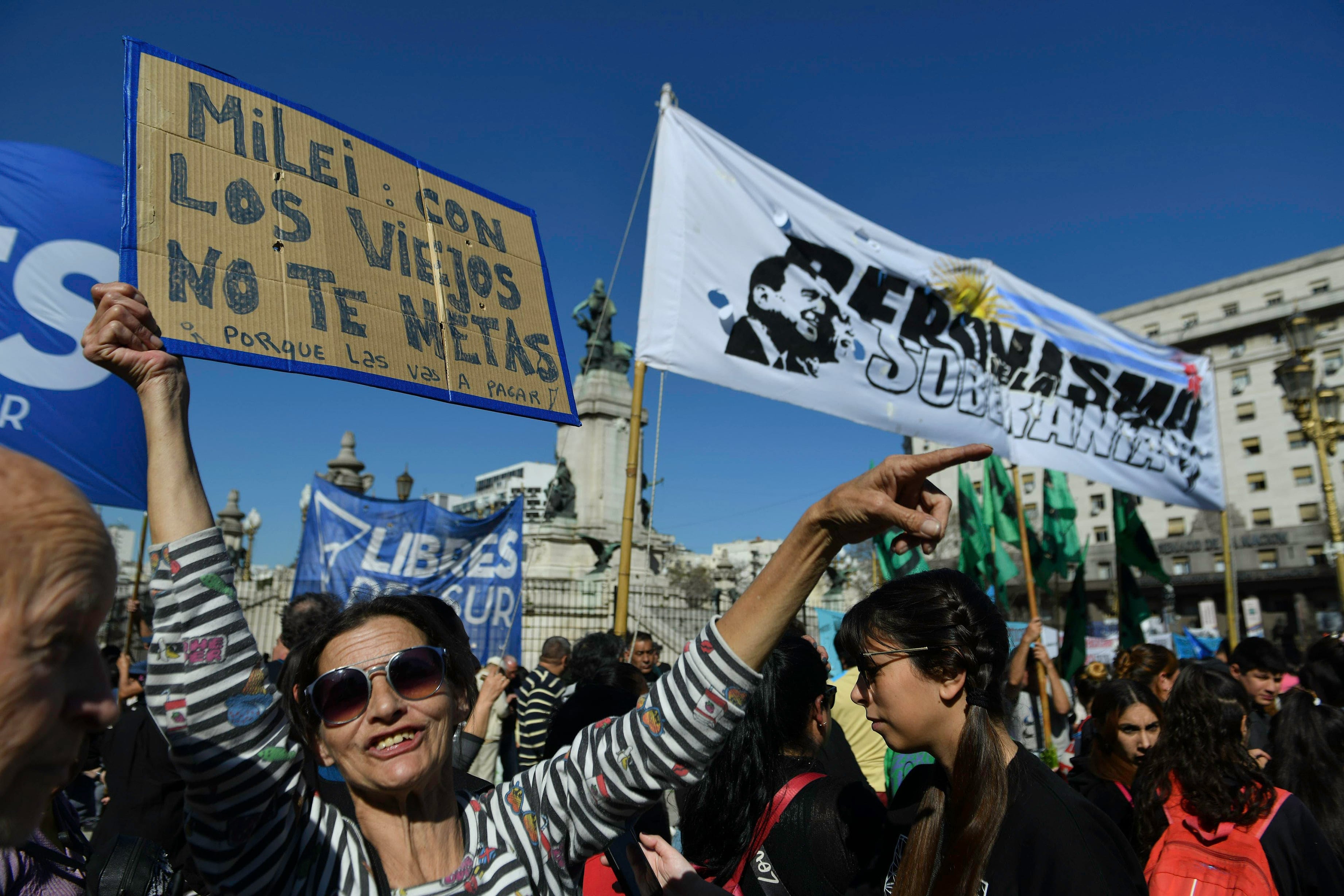 Marcha de Jubilados y Organizaciones sociales, piqueteras en cercanías del Congreso de la Nación expresan su rechazo al veto presidencial al aumento 
jubilatorio aprobado en el Congreso. Foto: Juan Vargas / NA