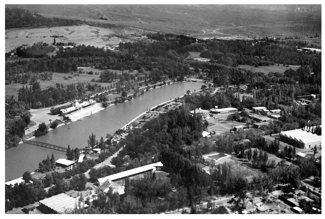 Por primera vez se tiene acceso al material fotográfico de la Feria de América, que se realizó  en el Parque General San Martín de Mendoza.
En 30 hectáreas se emplazaron más de 100 construcciones (entre stands, pabellones, y sectores),  que representaban una muestra de tecnología e innovación modernista. 
Fue el lanzamiento en sociedad del oeste de Argentina del "Segundo Plan Quinquenal", que propuso el presidente Juan Domingo Perón, y que nunca pudo desarrollar por completo.
En la foto, vista aérea del lago del Parque General San Martín. Foto; Orlando Pelichotti