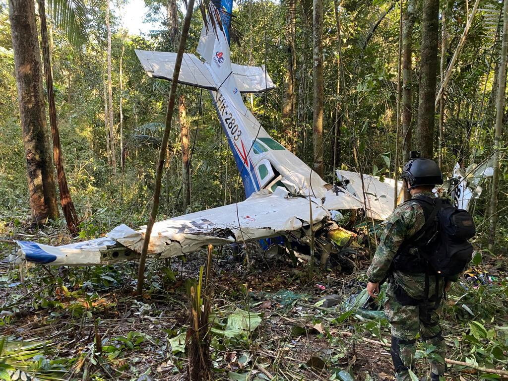 En esta foto proporcionada por la Oficina de Prensa de las Fuerzas Armadas de Colombia, un soldado permanece frente a los restos de una avioneta Cessna C206 el jueves 18 de mayo de 2023. La aeronave se estrelló en la selva de Solano, Colombia. Las autoridades buscan a cuatro niños indígenas que algunos piensan podrían haber sobrevivido el accidente en la selva amazónica el 1 de mayo. EFE / Oficina de Prensa de las Fuerzas Armadas de Colombia