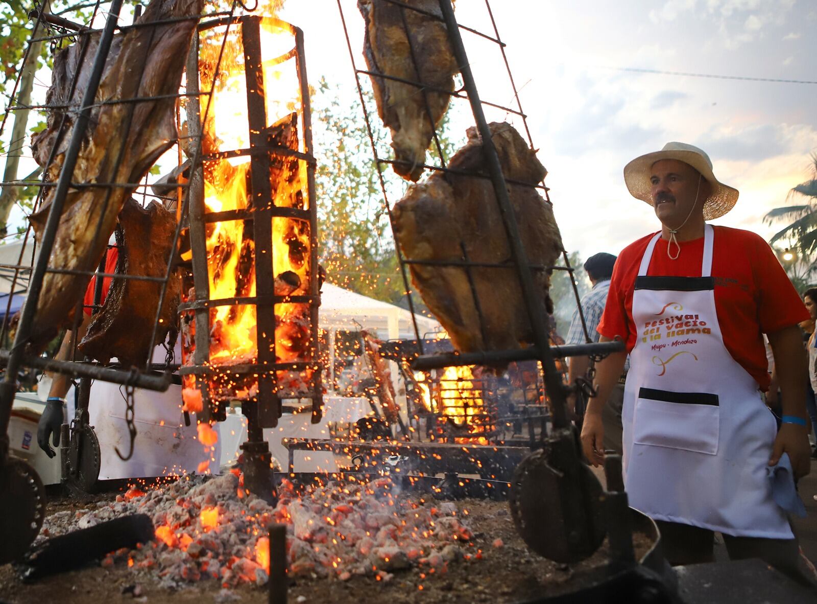 Una noche de sabores y tradición en el Festival del Vacío a la Llama, donde la música y la cocina se unen para celebrar lo mejor de nuestra cultura