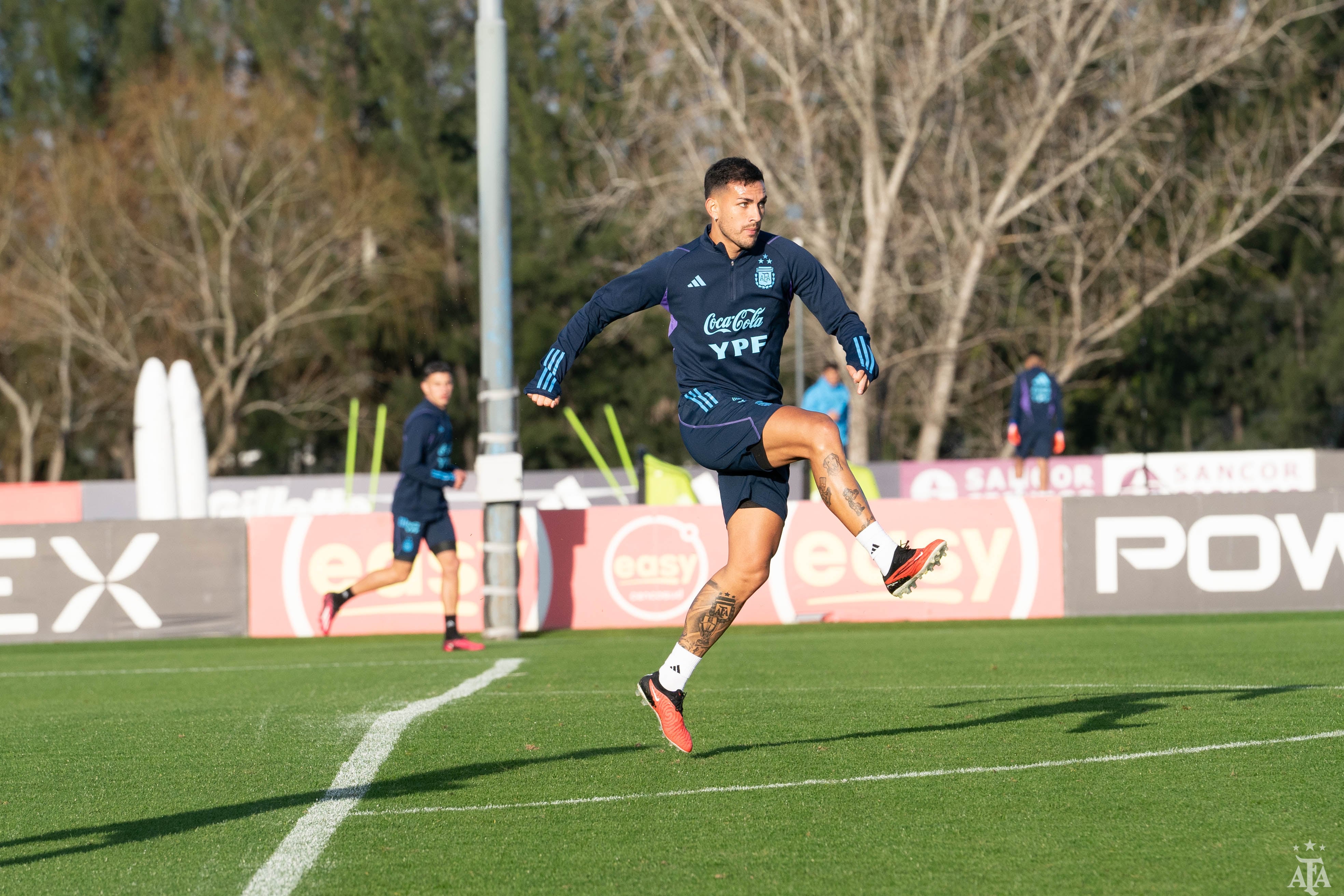 Leandro Paredes en el primer entrenamiento de la Selección Argentina