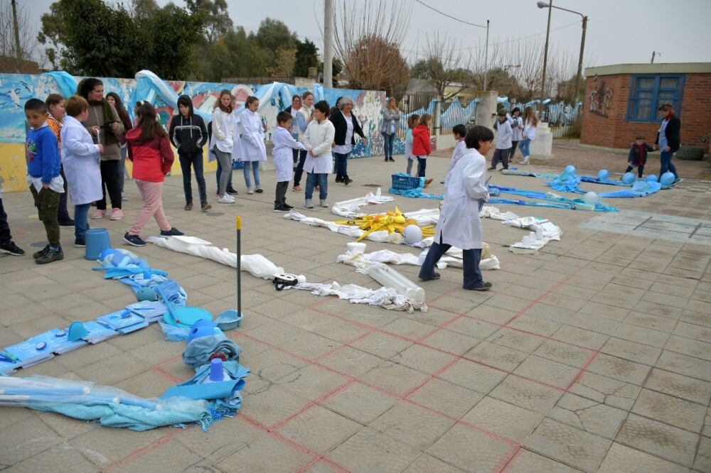 Alumnos de Pasman, construyeron una bandera de 400 metros.