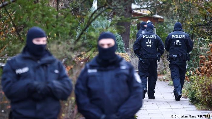 Oficiales de policía trabajan durante una redada en Berlín, Alemania. Foto: Gentileza