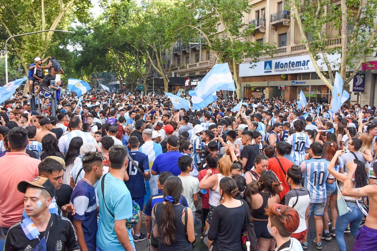 Argentina ya esta en cuarto de final y Mendoza lo festejo así. 
Foto: Mariana Villa / Los Andes