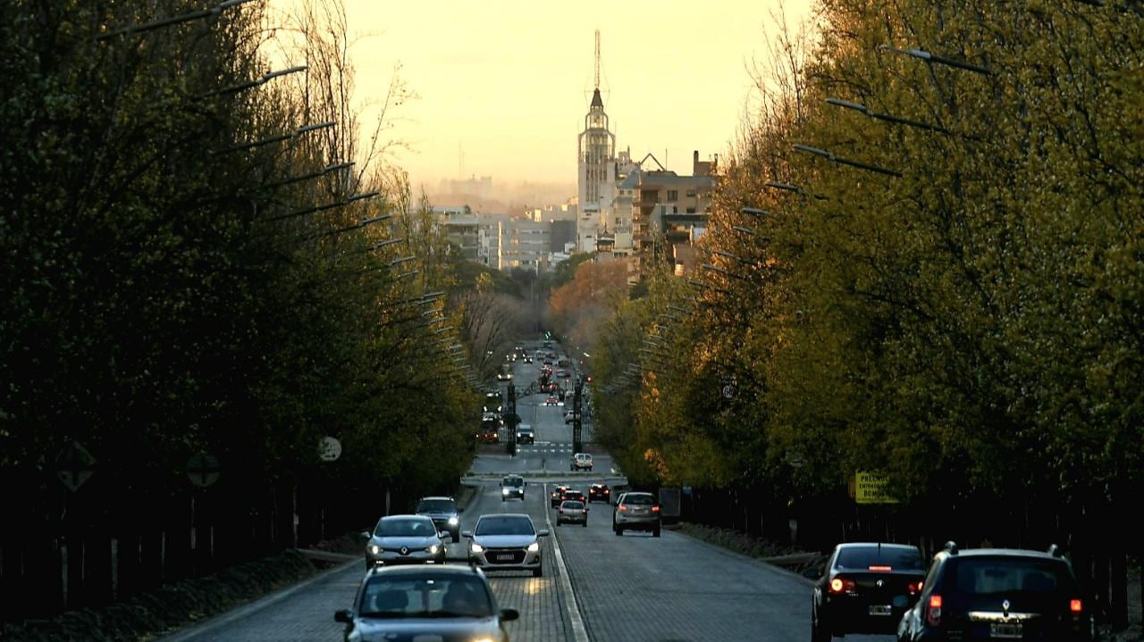 Amanecer en la Ciudad de Mendoza. En la foto, con viento Zonda. (Orlando Pelichotti / Los Andes)