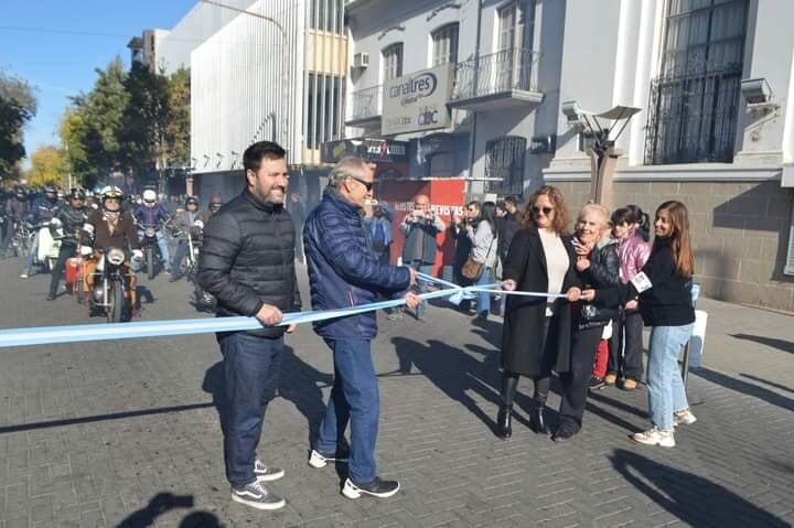 Frente a la Municipalidad de San Martín se puso en marcha un pelotón de 170 motos clásicas por calles céntricas, para visitar caminos productivos, Rutas Sanmartinianas y el Autódromo, 