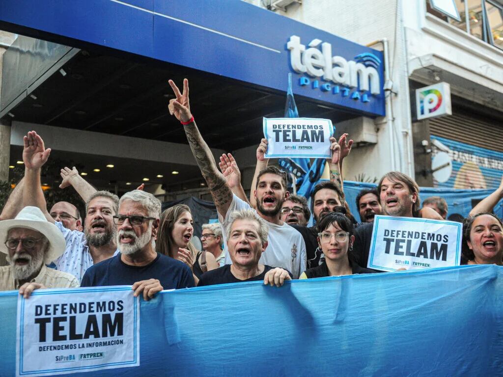 Reclamo de los trabajadores de Télam por temor al cierre (@somostelam) 