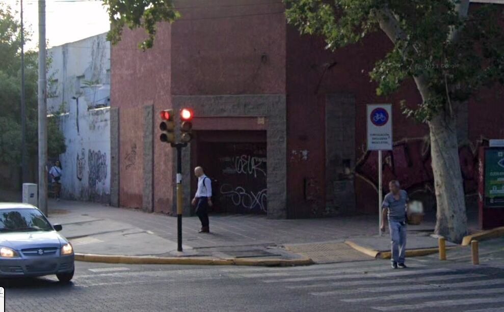 En el edificio, de la esquina sureste de Julián Barraquero y avenida San Martín, entraban unas 300 personas en su pista y en el primer piso estaba el lugar de los reservados.