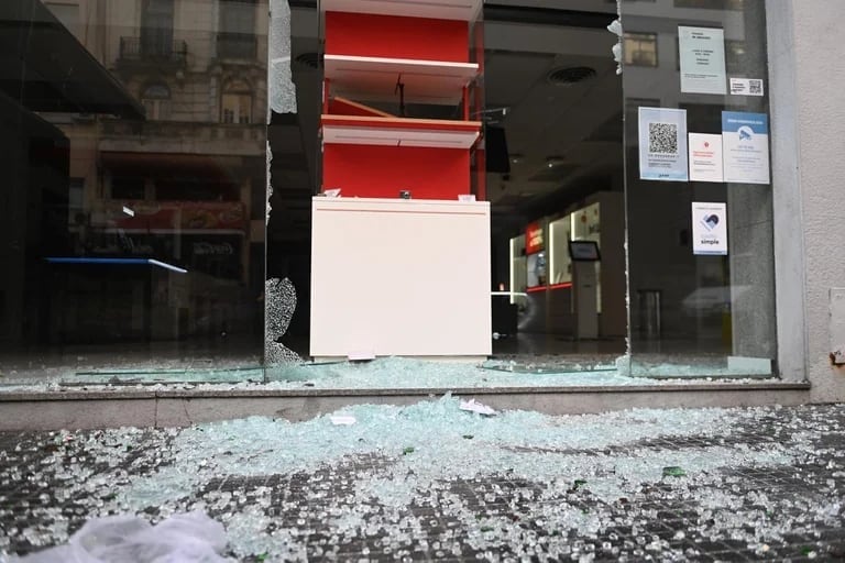 Hinchas rompieron vidrios de comercios en los alrededores del Obelisco. Foto: Gentileza Jaime Olivos / Infobae.