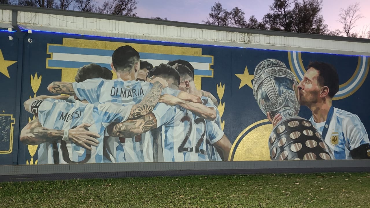 Manija total: es mendocino, viajó a dedo para estar en los festejos y conoció el predio de la Selección. Foto: Gentileza Marcos Dell'Agnola