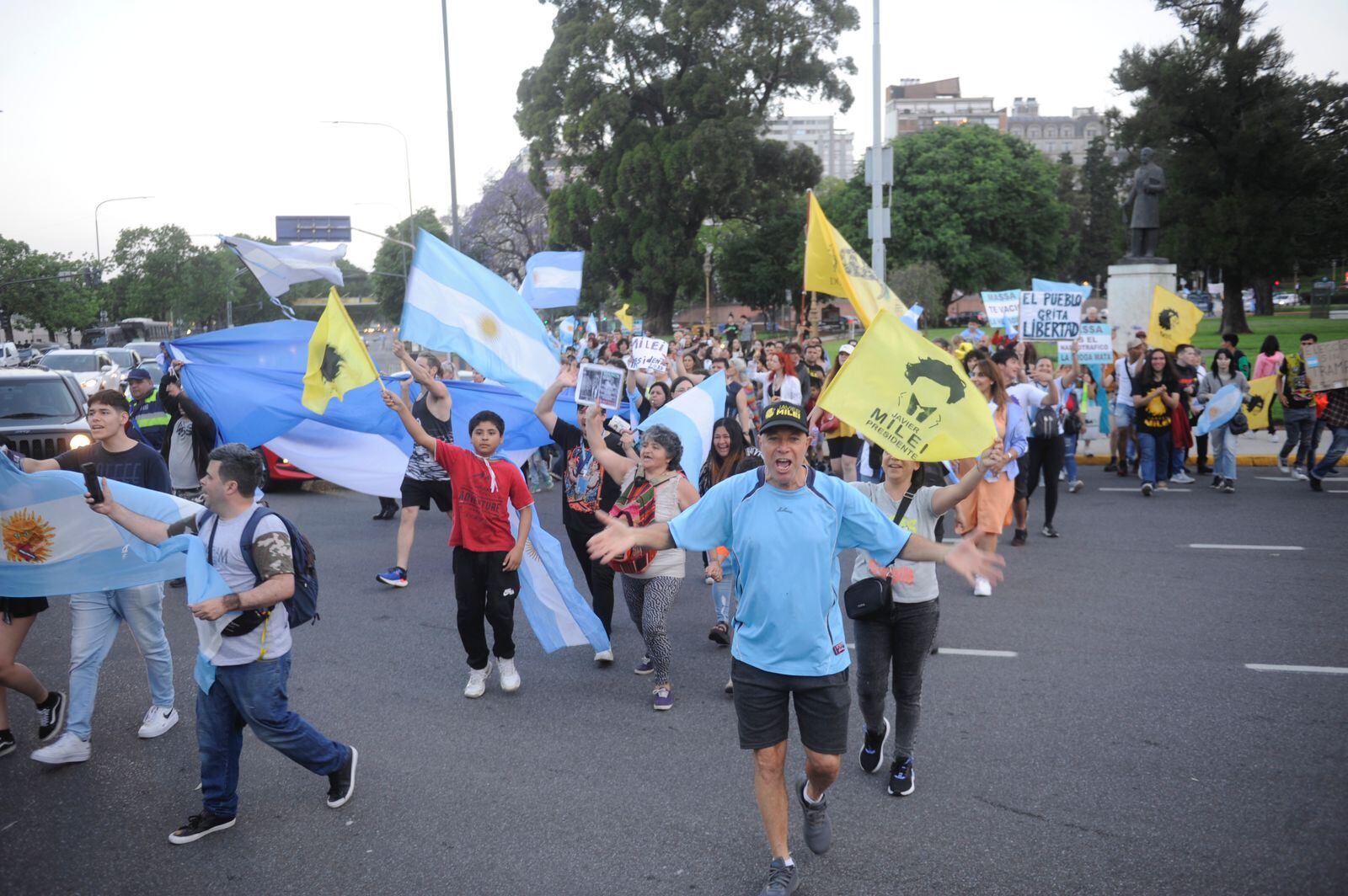 Militantes de Milei en las cercanías de la facultad de Derecho de la UBA. Federico López Claro / Corresponsalía Buenos Aires