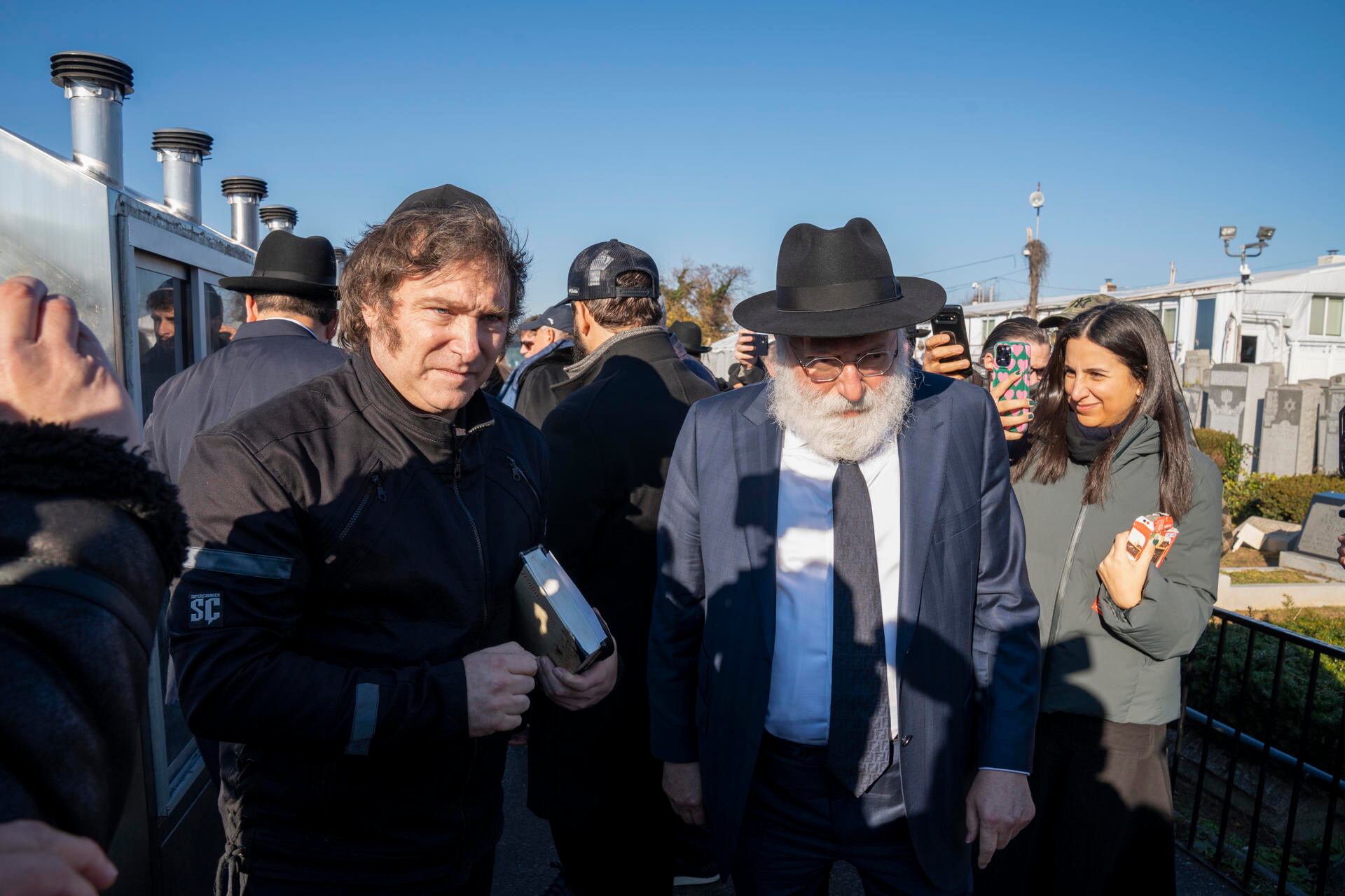 USA756. NUEVA YORK (NY, EEUU), 27/11/2023.- El presidente electo de Argentina, Javier Milei (i), visita tumbas de rabinos hoy en el cementerio judío de Montefiore en Springfield Gardens en Queens, Nueva York (EEUU). Milei, protagonizó este lunes una breve visita a la tumba del rabino Schneerson en el cementerio judío de Montefiore, al este de Nueva York, durante la que se negó a realizar ningún tipo de declaraciones. EFE/Ángel Colmenares
