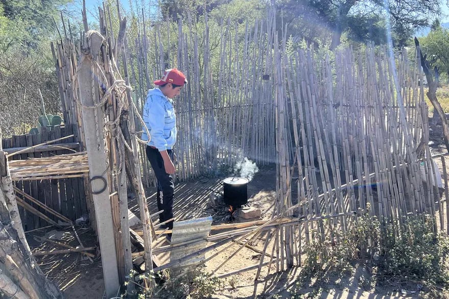 Humberto ayuda con la comida a su madre. Foto: La Nación