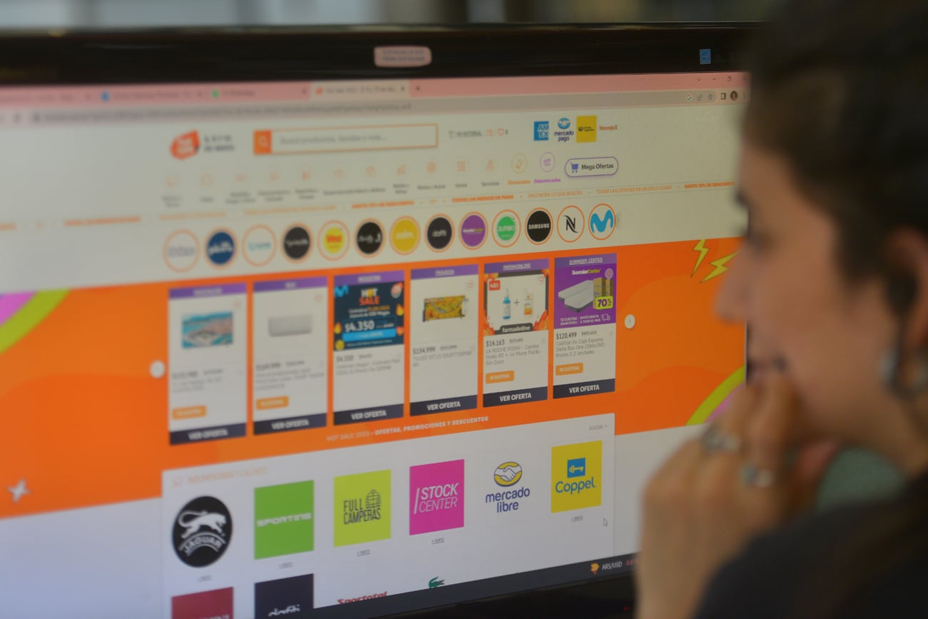 Empezo el Hot sale 2023 en mayo compra por internet computadora delivery web