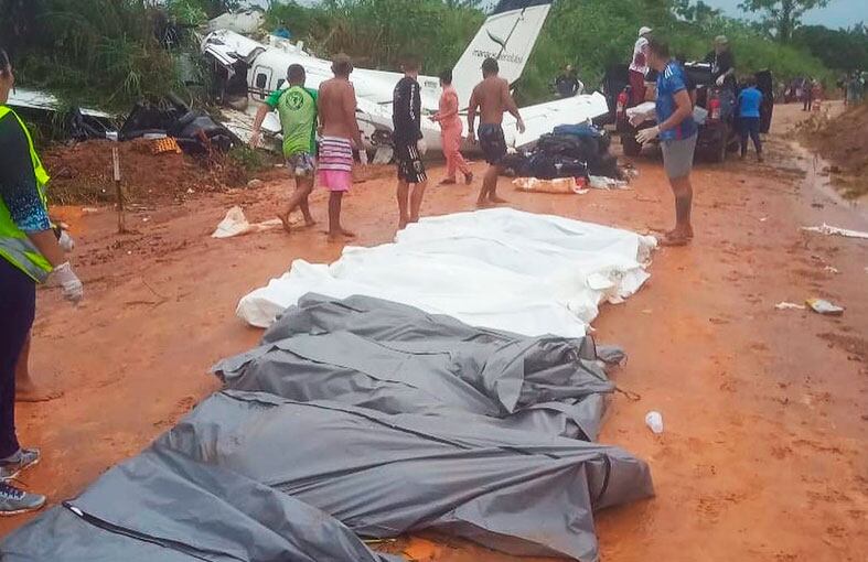 Los cuerpos fueron retirados del avión por la policía y civiles. Foto: Portal Remador.