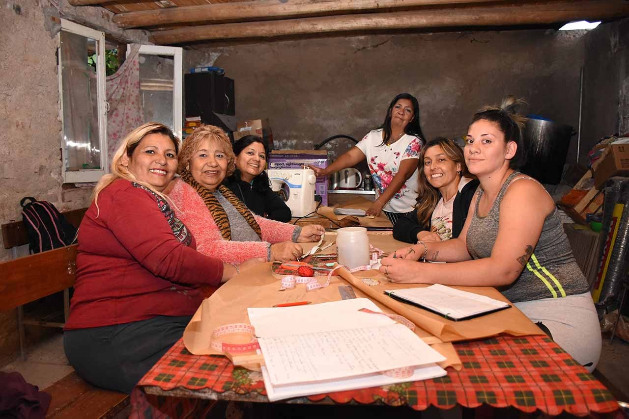 Natalia Atencio logró salir de una relacion violenta con su pareja gracias a su mama Maria Muñoz con quien hoy llevan adelante un comedor merendero donde asisten a familias en la misma circunstancia.

foto: Mariana Villa / Los Andes 