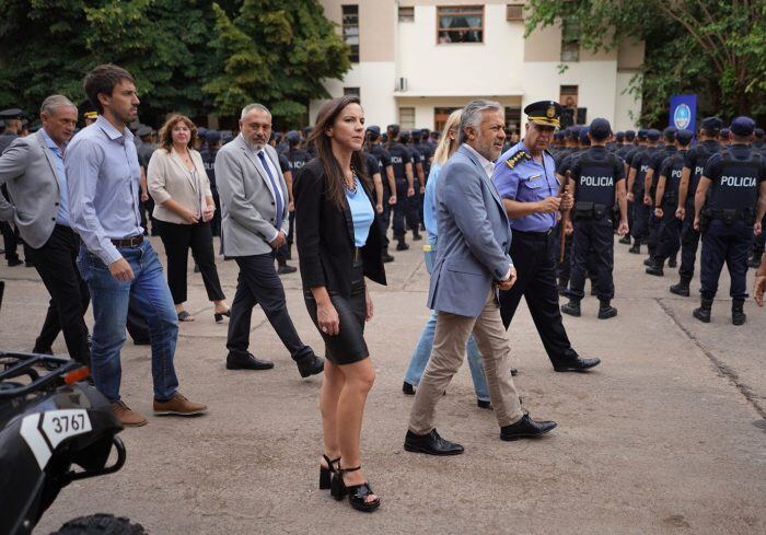 Mercedes Rus y Alfredo Cornejo, con la plana mayor de la Policía. Prensa Gobierno