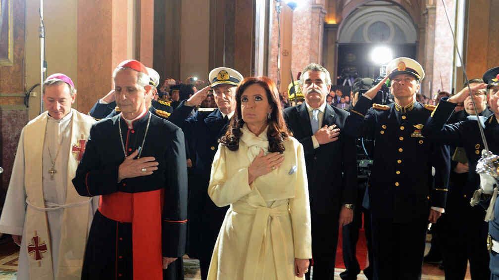 Al ingresar. El cardenal Mario Poli y Cristina Fernández (DyN y AP).