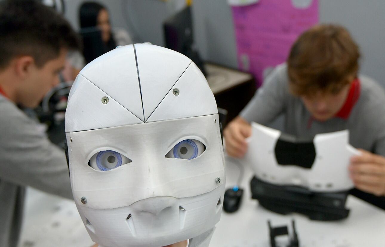 Tienen 17 años y crearon un robot que, con IA, puede leer e interpretar Lengua de Señas. Foto: Orlando Pelichotti / Los Andes.