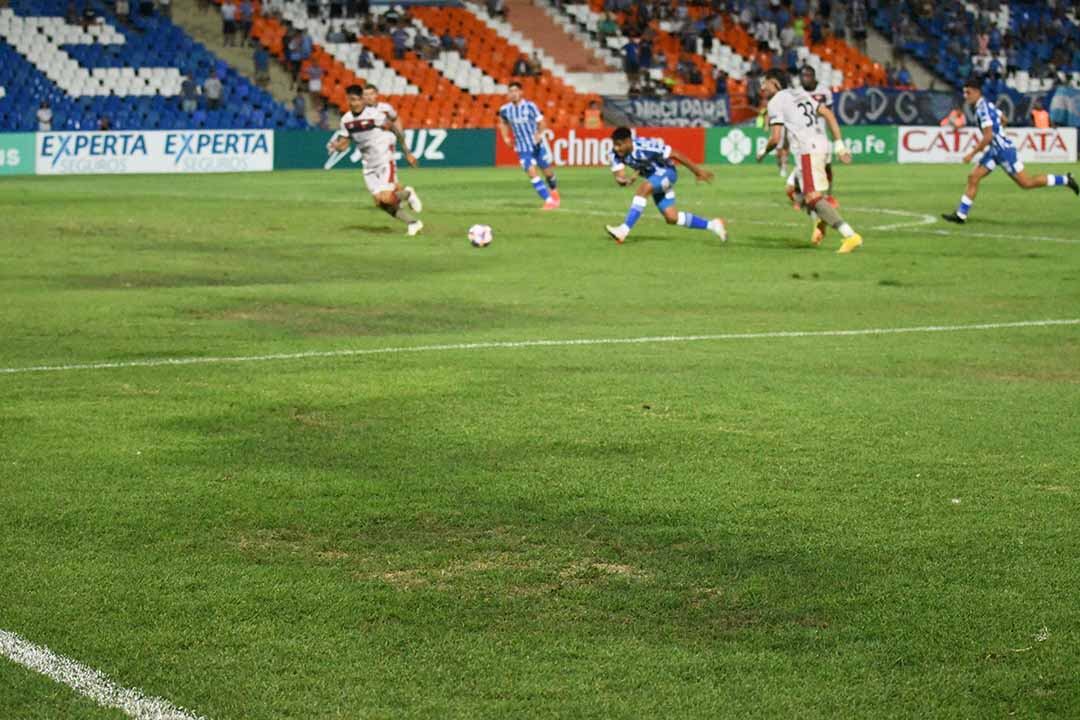 Liga Profesional de fútbol
Godoy Cruz Antonio Tomba vs. Colón de Santa Fe en el Estadio Malvinas Argentinas de Ciudad
El piso del campo de juego en muy mal estado
Foto:José Gutierrez / Los Andes