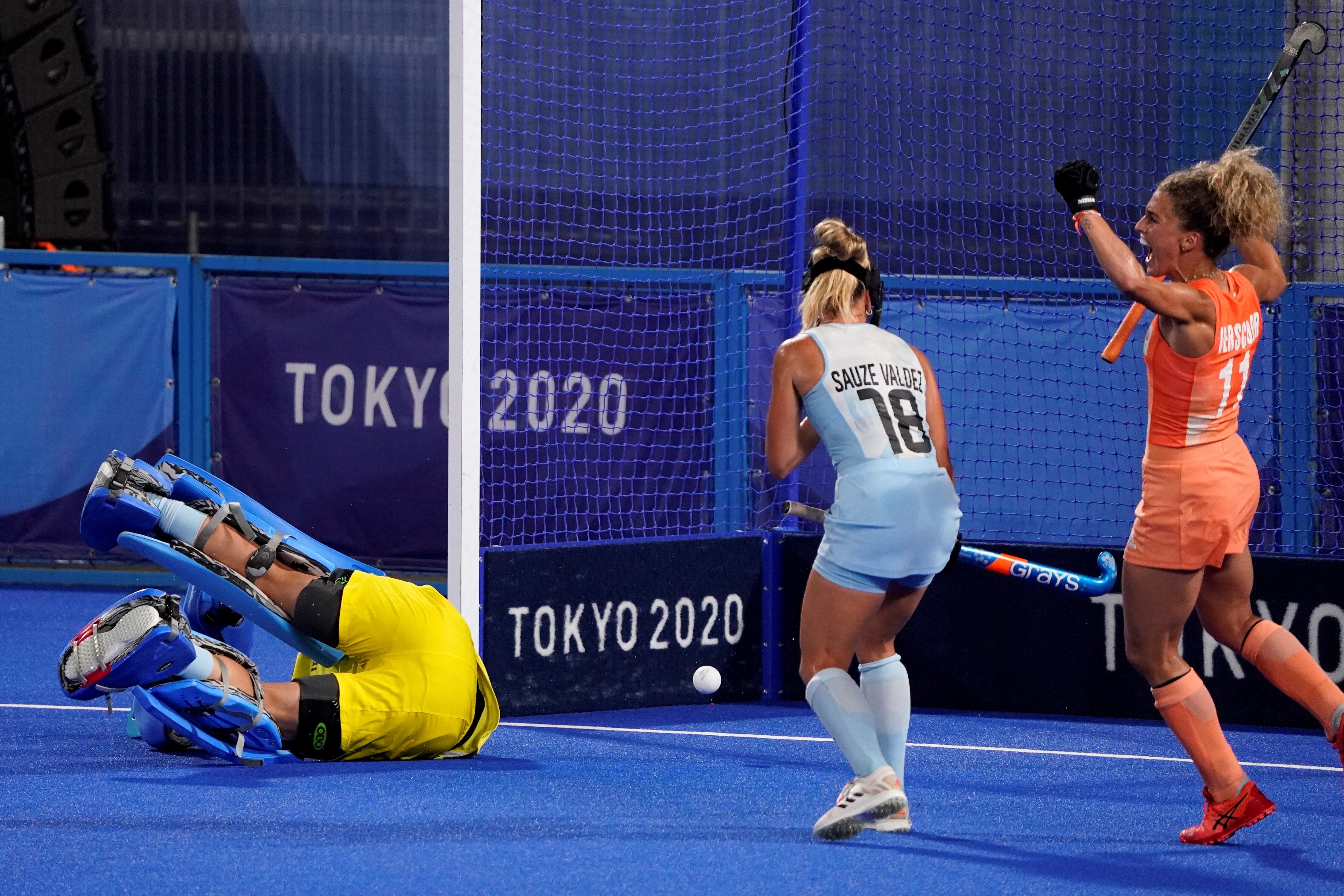 El gol Países Bajos en la final ante Las Leonas, a pesar del esfuerzo de la arquera Belén Succi. (Foto: AP)