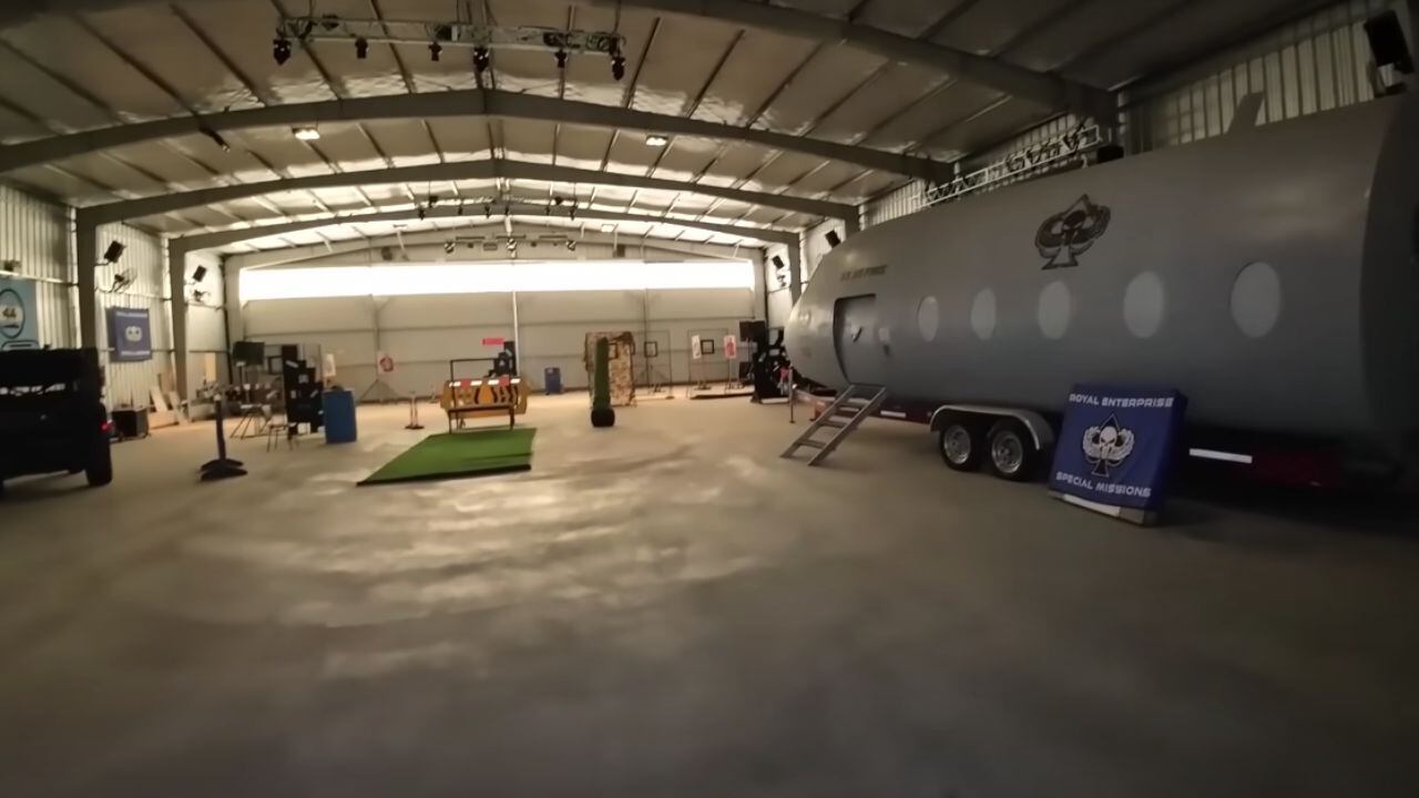 La instalación principal de la base. Es un hangar que fue mutando.