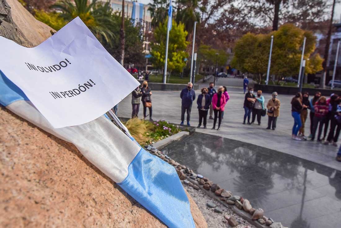 En Mendoza, rindieron homenaje a los fallecidos por coronavirus, a través de la marcha de las piedras