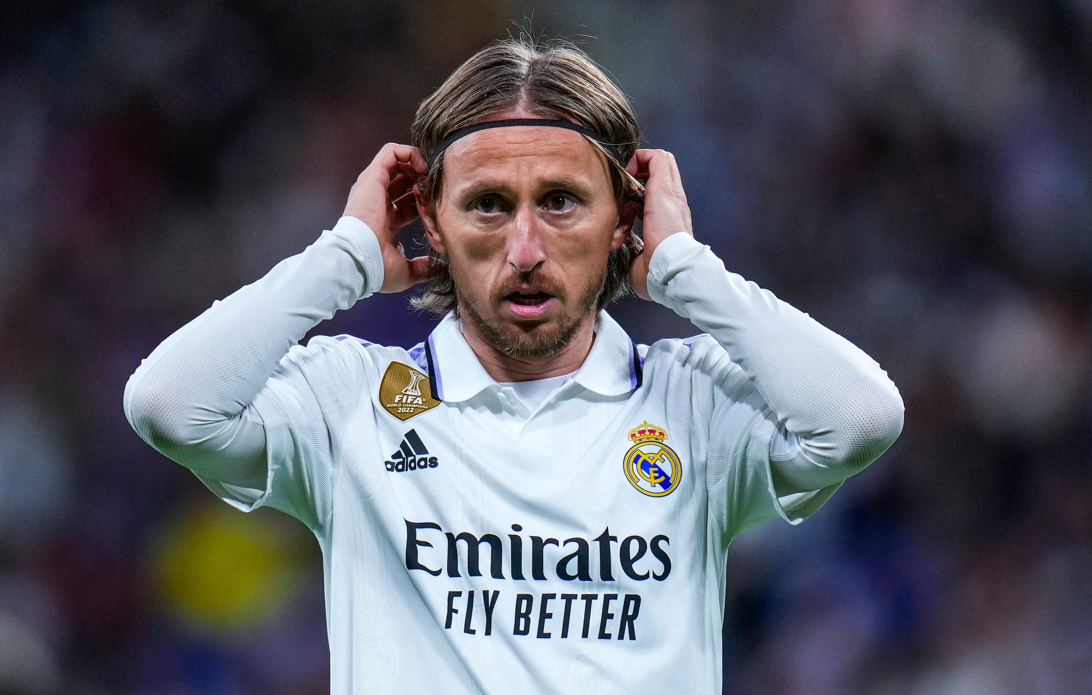 ARCHIVO - Luka Modric, del Real Madrid hace un gesto durante el partido contra Celta Vigo por La Liga española en el estadio Santiago Bernabeu, Madrid, 22 de abril de 2023. Modric sufrió una lesión en el muslo izquierdo que pone en duda su participación en la final de la Copa del Rey y las semifinales de la Liga de Campeones contra Manchester City, informó el club el viernes 28 de abril de 2023. (AP Foto/Manu Fernandez, File)