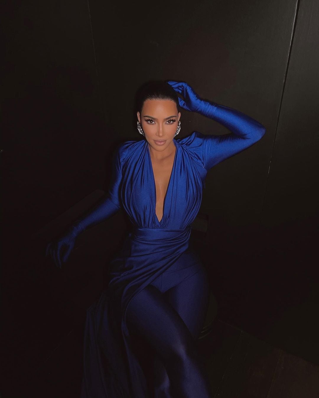 Kim Kardashian, una diva sensual con un total blue de Balenciaga