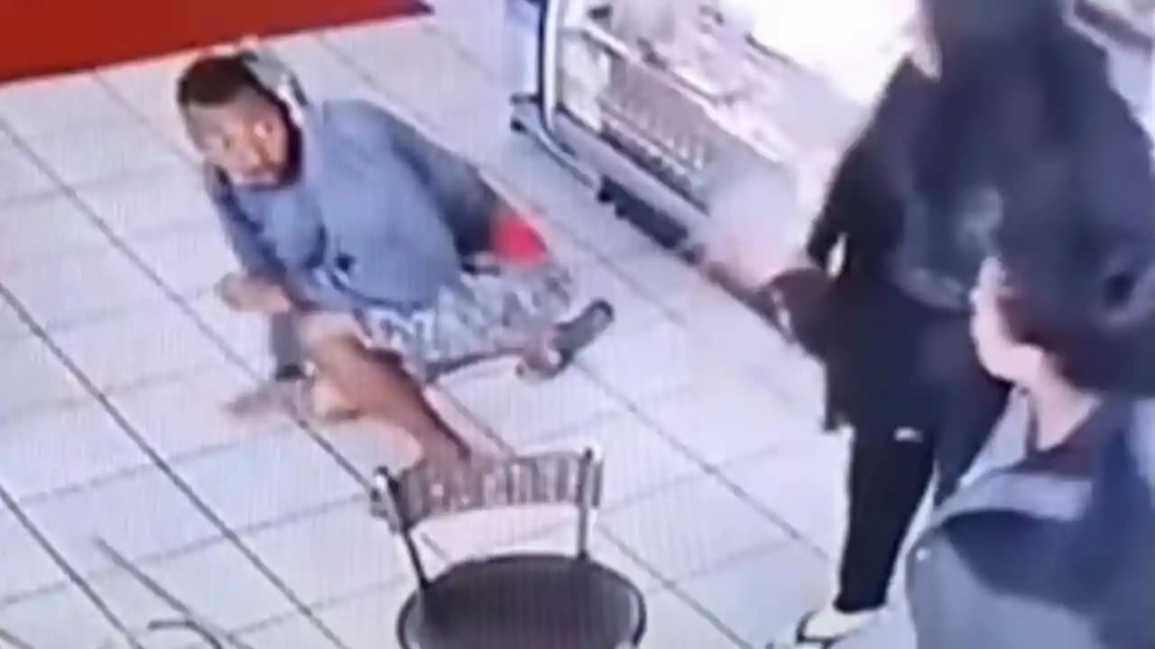 Súbitamente una mujer interfiere en la pelea y logra separarlos, después le pide al hombre que se retire, el cual huye despavorido del comercio. Foto: Web / Los Andes