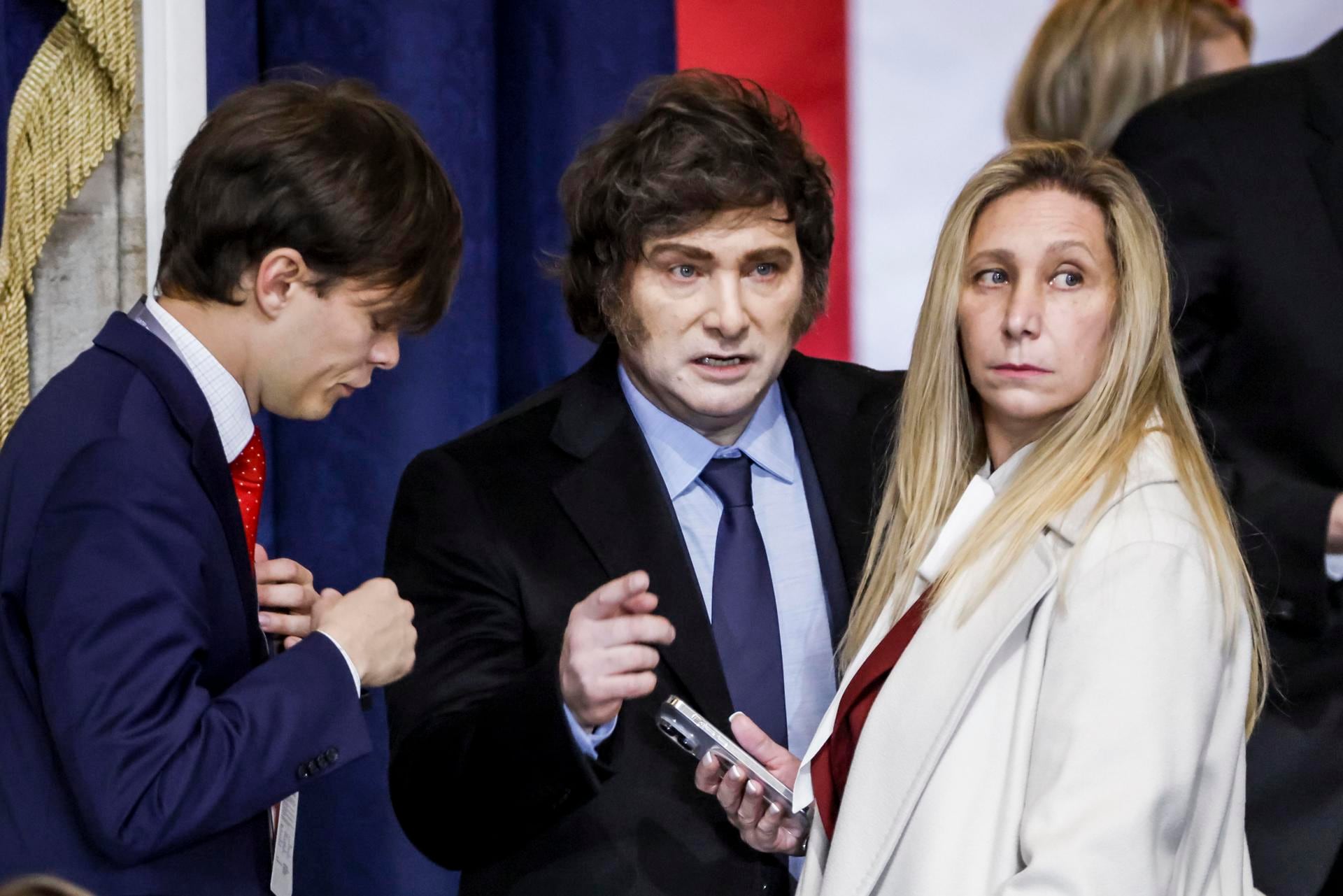 El Presidente de Argentina, Javier Milei (C), asiste a la toma de posesión de Donald Trump como próximo Presidente de los Estados Unidos en la rotonda del Capitolio de los Estados Unidos en Washington, DC, EE.UU., el 20 de enero de 2025. Foto: EFE/SHAWN THEW / POOL