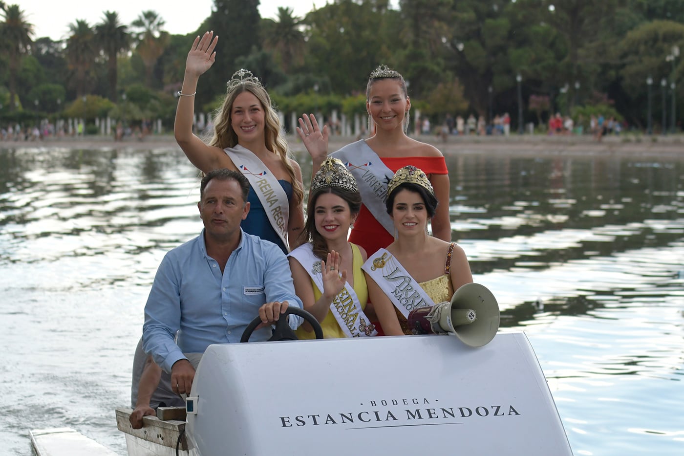 Las actividades de la Regata Internacional Vendimia 2023 se paralizaron para el tradicional Paseo Náutico de las Reinas. Foto : Orlando Pelichotti