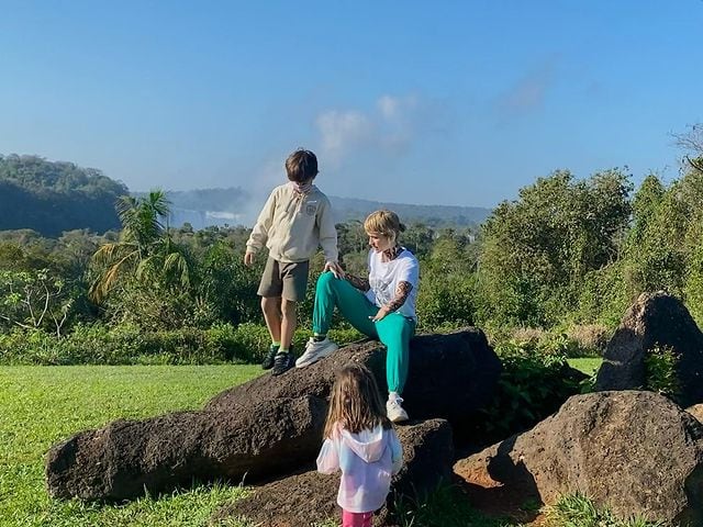 Brenda Gandini con sus dos hijos, fruto de relación con Gonzalo Heredia