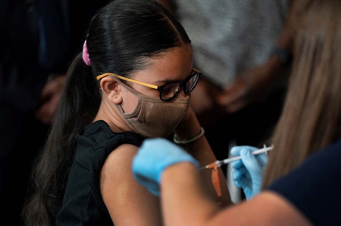 Según el informe de Pfizer, el componente generó “respuestas sólidas de anticuerpos neutralizantes” con una dosis menor a la administrada en adultos.  Foto AP 