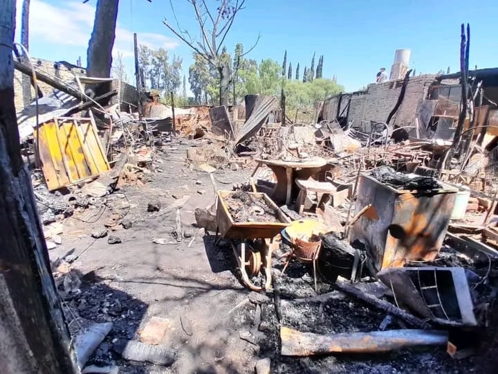 Tres familias perdieron todo en El Algarrobal luego de un incendio y explosión: un hombre se salvó de milagro. Foto: Gentileza Juan Villegas