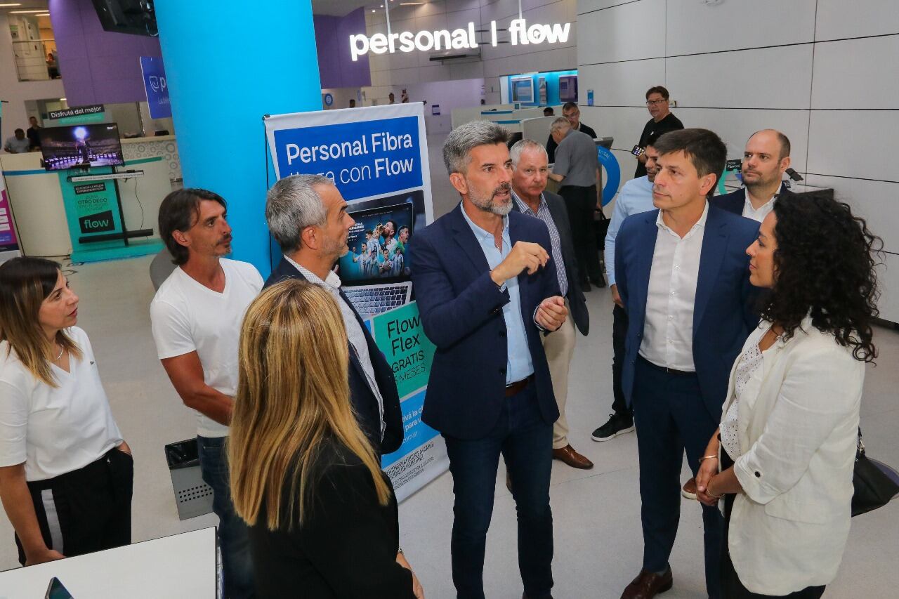 El intendente de Capital, Ulpiano Suárez, visitó el nuevo espacio de Personal y Flow en su tienda convergente en pleno centro de Mendoza. Foto: Telecom