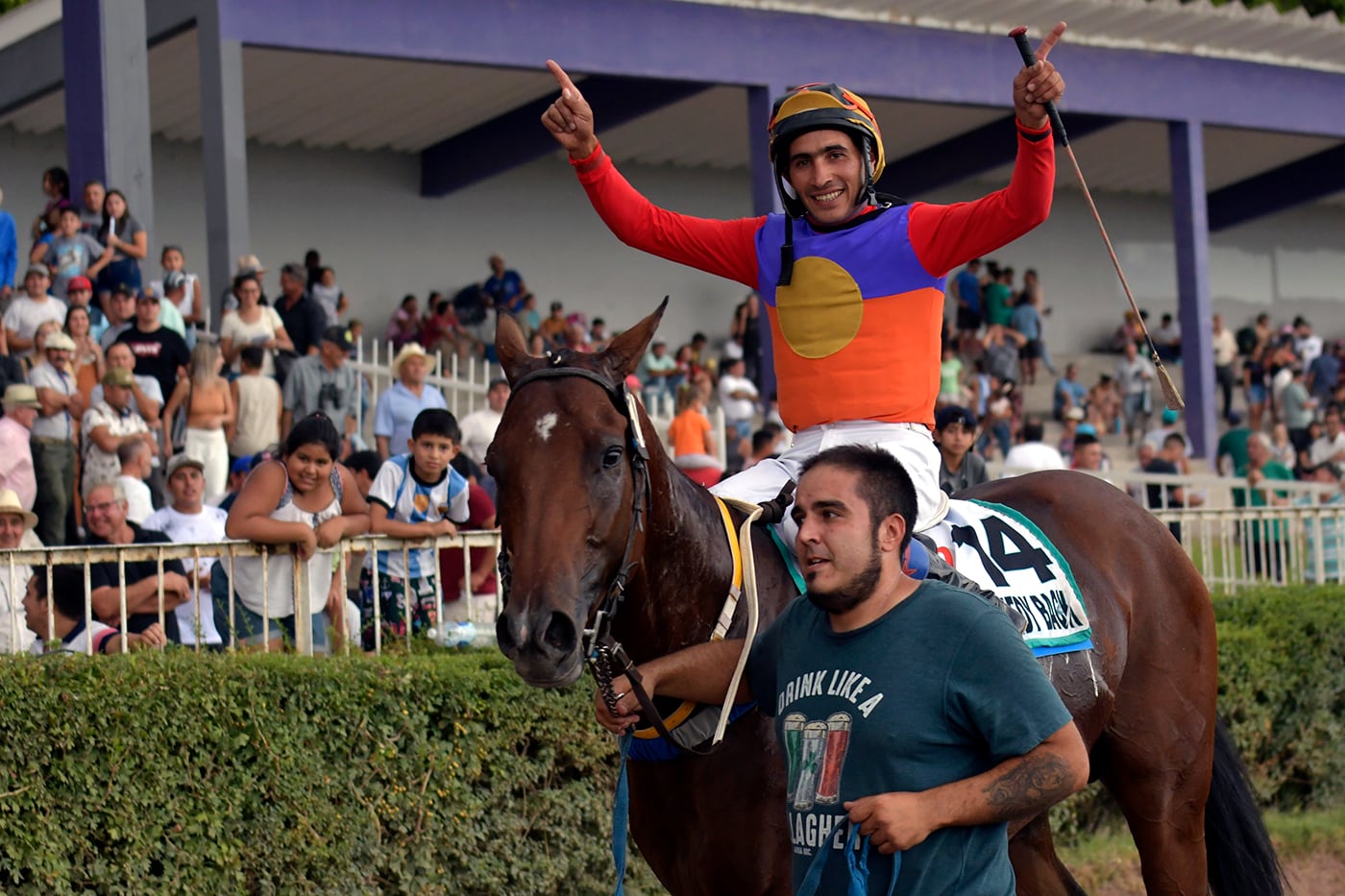 Por primera vez, el jockey Joaquín Cano, ganó el Gran Premio Clásico Vendimia. Foto : Orlando Pelichotti