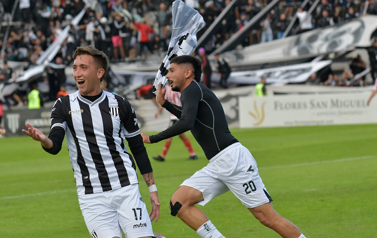 En los últimos partidos del Lobo, Joan Juncos (atrás) y Tadeo Marchiori han sido piezas fundamentales ofensivas. 

Foto: Orlando Pelichotti
