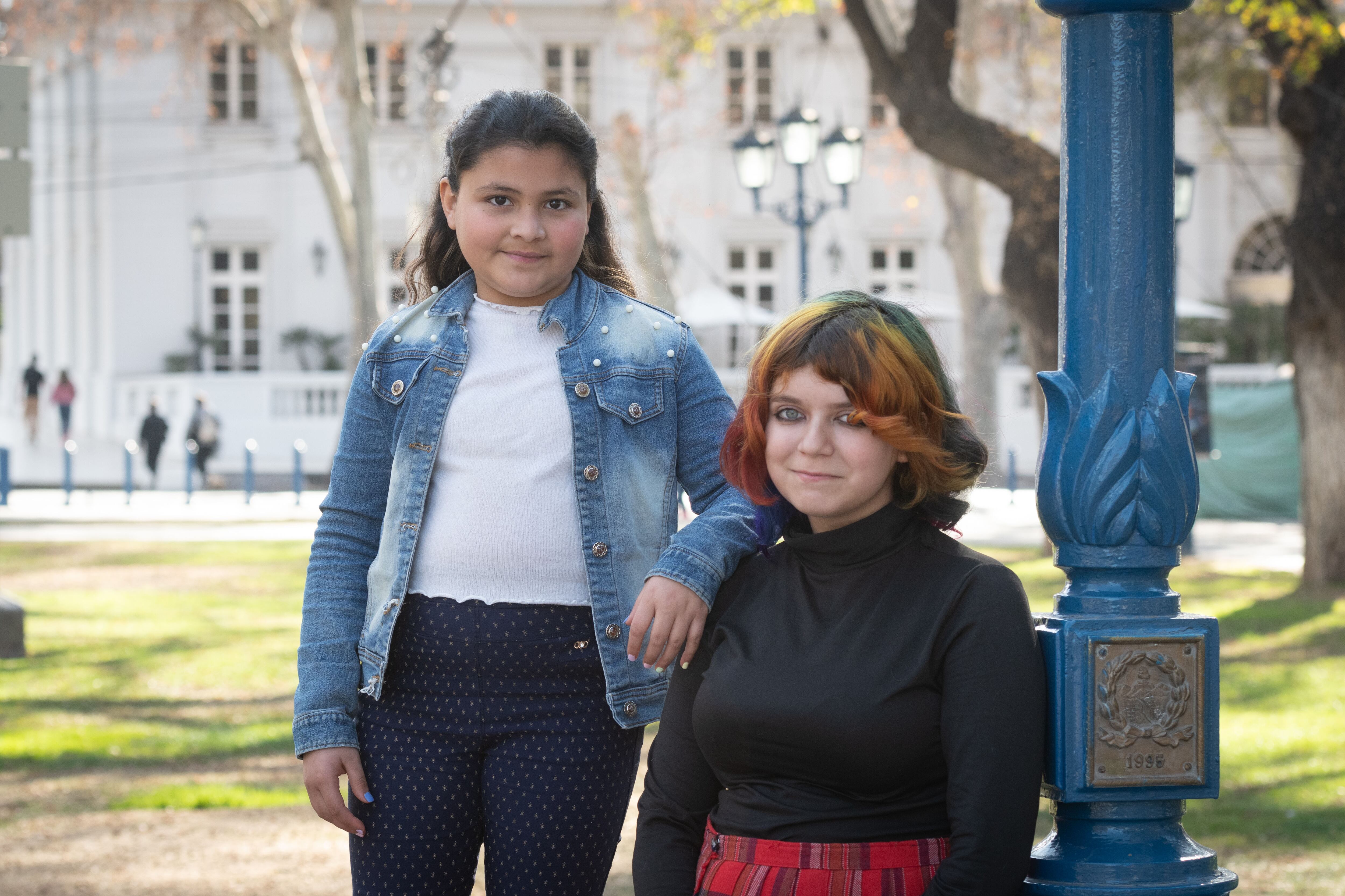 Lina Tornello (polera negra) junto Antonella Arrieta