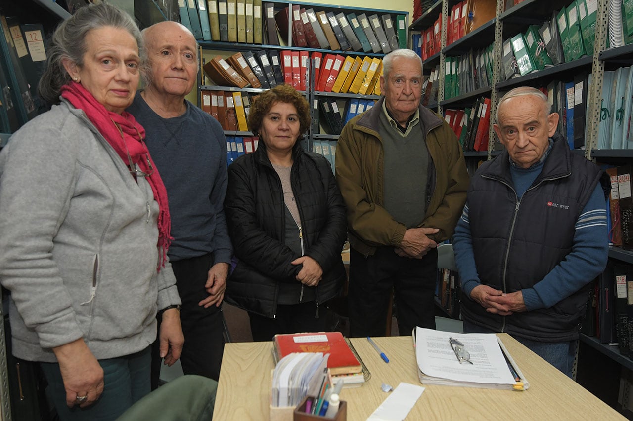 (de izq. a der.) María Cristina Corino, Pedro Sánchez, Miriam Gelves, Juan Carlos Vicente y Armando Rodríguez, miembros de la Asociación Biblioteca Santa Rosa de Lima se dedican a transcribir libros en braille y audiolibros para personas no videntes.  Foto: Marcelo Rolland / Los Andes