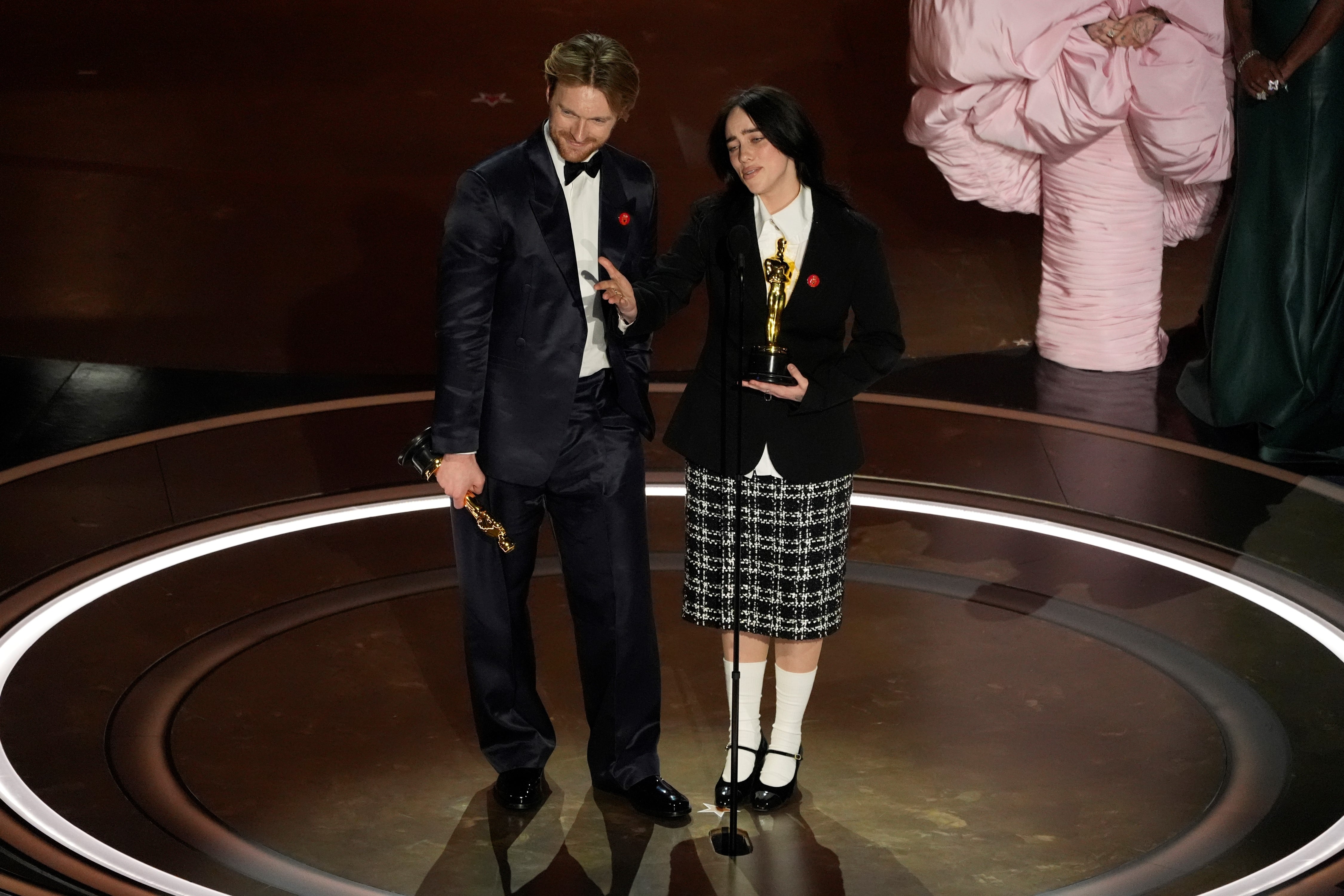 Finneas O'Connell, izquierda, y Billie Eilish aceptan el premio a la mejor canción original por "What Was I Made For?" de "Barbie" durante la ceremonia de los Oscar el domingo 10 de marzo de 2024 en el Dolby Theatre de Los Ángeles. (Foto AP/Chris Pizzello)